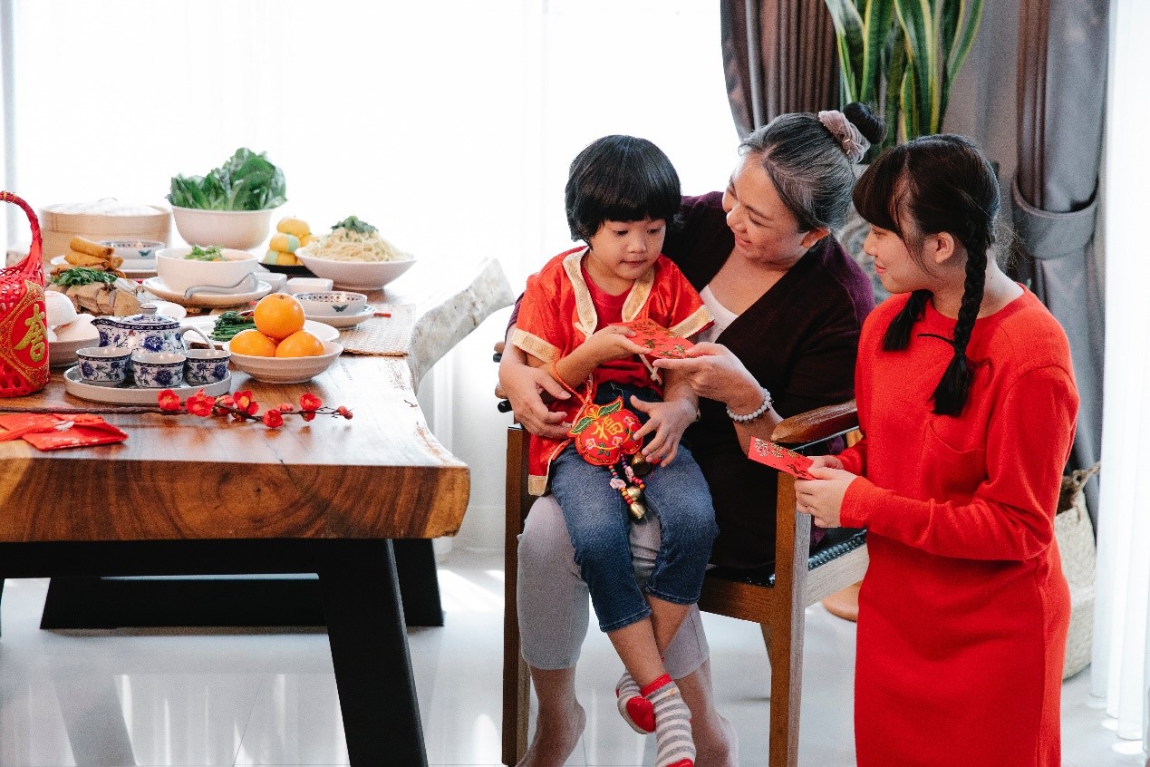 Những phong tục tết Đài Loan đang càng ngày càng được nhiều du khách quan tâm và yêu thích. Tết ở Đài Loan có nhiều điểm đặc biệt, ví dụ như mừng tuổi, thưởng bằng tiền lì xì và ăn bánh trôi nước. Đặc biệt, nhiều nhà hàng cũng cung cấp các món ăn truyền thống vào dịp này để khách du lịch có thể tận hưởng không khí Tết đầy đặc sắc.