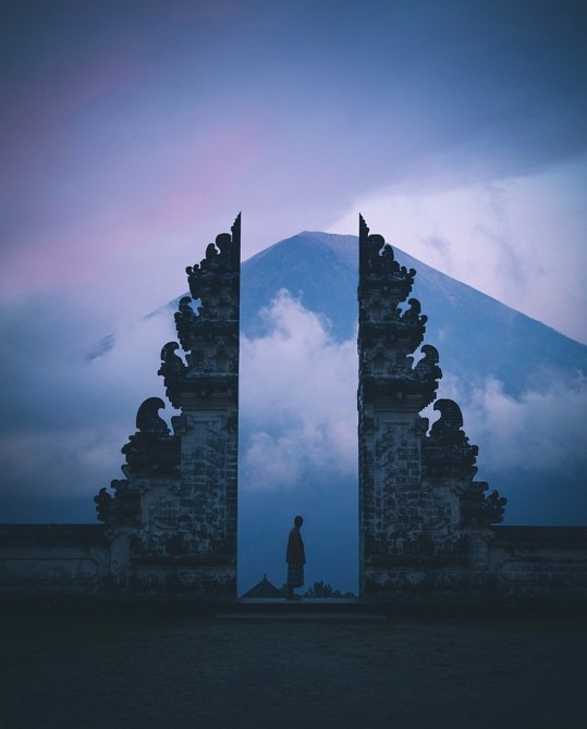 Turis Asing Rela Antri 2 jam Untuk Dapat Foto di Pura Ikonik Bali