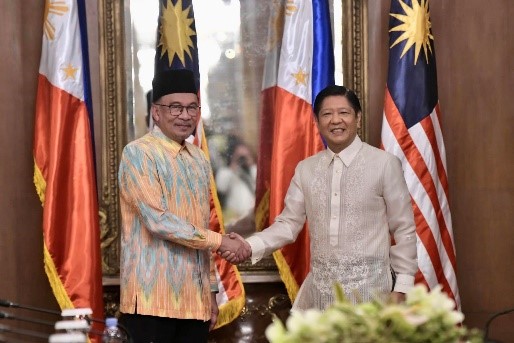 President of the Philippines Gives a Novel by Dr. Jose Rizal to Malaysian Prime Minister as a Gift on his Visit (Photo / Official Facebook page of Office of The Prime Minister Putrajaya, Malaysia) 