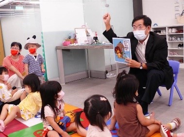 Beginning with the 112-school year, the kindergarten teacher-student ratio will be lowered to boost the quality of instruction. Photo provided by Education Ministry