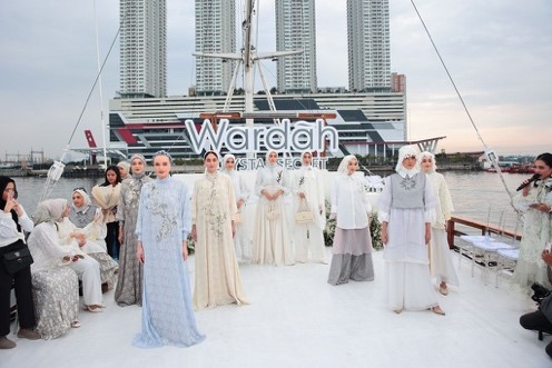  印尼本地產品 Wardah 在 Phinisi 船上舉辦時裝秀。 圖/Beautynesia  Produk Lokal Wardah Gelar Fashion Show di Atas Kapal Phinisi.  Sumber foto : Beautynesia
