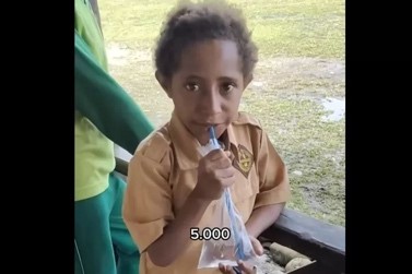Air Minum Termahal! Sekantong Air Putih Plastik Eceran di Papua Dijual Seharga Rp 5.000.  (Sumber foto : Detik Food)