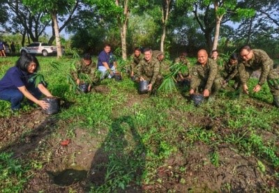 Key greening initiatives are launched by the Philippine Army and an NGO. (Photo from INQUIRER.COM) 