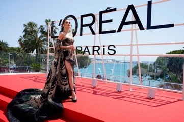 Cinta Laura Mewakili L’Oréal Paris di Cannes Film Festival 2023. (Sumber foto : GayaKeren.id)