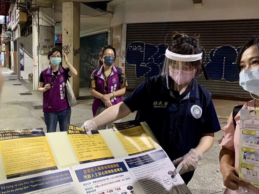 Sở Di dân tại Cao Hùng phối hợp với Bộ Lao động tiến hành tuyên truyền phòng chống dịch bệnh cho lao động di trú
