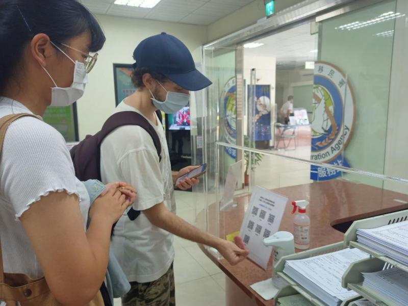 Warga yang harus bepergian keluar rumah harus tetap memakai masker dan tidak menggunakan tangan untuk menyentuh mata, mulut, dan hidung. Sumber: Cabang Pertama Pusat Layanan Agensi Imigrasi Nasional Kota Taichung. 