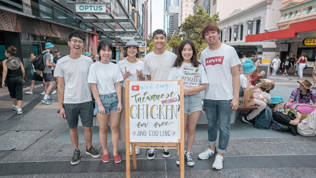 Taiwanese YouTuber Wei Zeng shares Taiwanese fried chicken in the streets of Australia