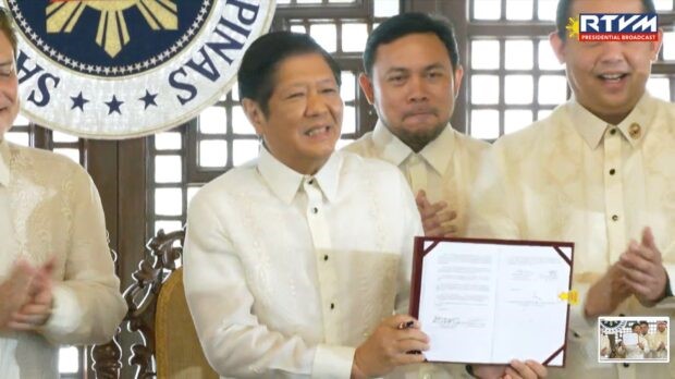 PH President Ferdinand Marcos Jr. promulgates the Maharlika Investment Fund statute. (Photo from INQUIRER.NET) 