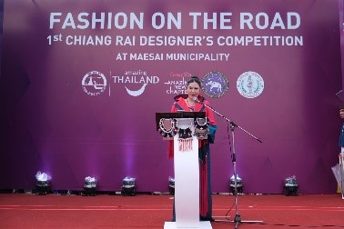 นางสาวฐาปนีย์ เกียรติไพบูลย์ ผู้ว่าการททท. ได้เป็นประธานในพิธีเปิดงาน “Fashion on the Road 1ST Chiang Rai Designer’s Competition” ที่จังหวัดเชียงราย  ภาพ／นำมาจากเว็บไซต์ข่าวการท่องเที่ยวแห่งประเทศไทย