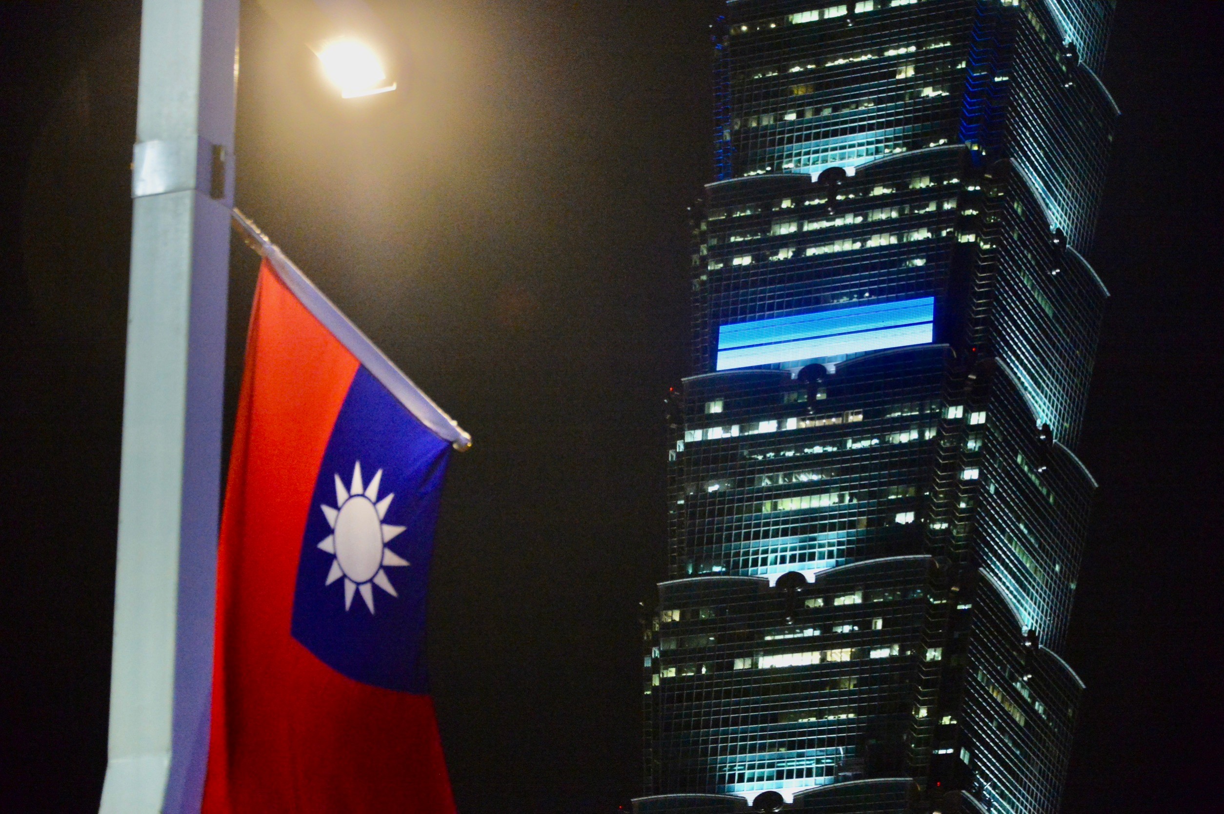 台北101大樓晚間點燈，表達對傷亡者的哀痛並祈福 圖／外交部提供