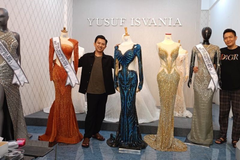 Mengenal Yusuf Isvania, Desainer Muda yang Merancang Gaun Miss Universe Indonesia 2023  (Sumber foto : Antara News Makassar)