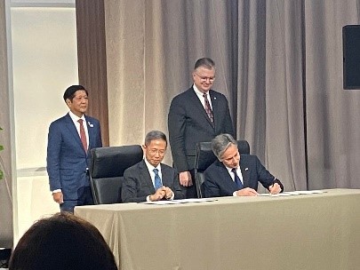 The United States and the Philippines sign the "123 agreement" on nuclear power