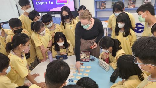 外籍英語老師在國中小學為學生上課 圖／教育部全球資訊網提供
