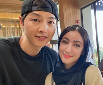 Song Joong Ki menghadiri kondangan di Bali  Sumber foto : Instagram @barbie_ima