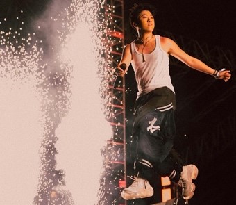 Rich Brian membuat penonton heboh dengan berbicara Bahasa Indonesia  Sumber foto : Instagram @brianimanuel