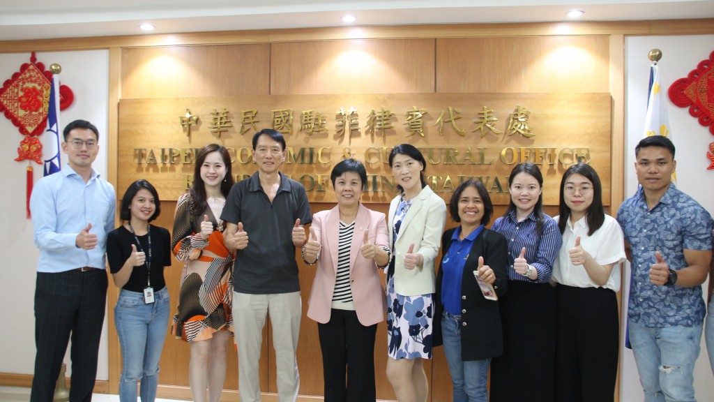 Taiwanese companies went to the Philippines for direct employment and took a photo with the representatives of Taiwan Economic and Cultural Office in the Philippines. Photo reproduced from Taiwan Economic and Cultural Office in the Philippines Facebook