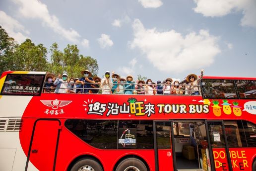 The double-decker bus of Pingtung County tours through Taiwan Country Highway 185 with tourists. Photo provided by Pingtung County Government
