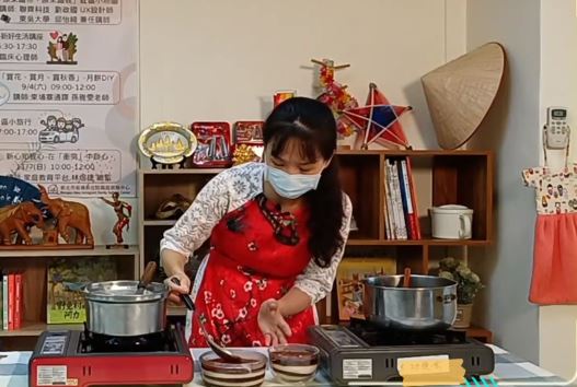 หลีจินกัง (黎金剛) มาสอนทำอาหารผ่านทางออนไลน์  ภาพนำมาจาก／ศูนย์บริการครอบครัวผู้ตั้งถิ่นฐานใหม่ เขตป่านเฉียว เมืองนิวไทเป