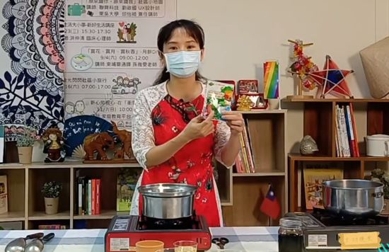 Chị Lê Kim Cương hướng dẫn làm món rau câu cà phê. (Nguồn ảnh: Trung tâm Dịch vụ gia đình di dân mới Bản Kiều - thành phố Tân Bắc)