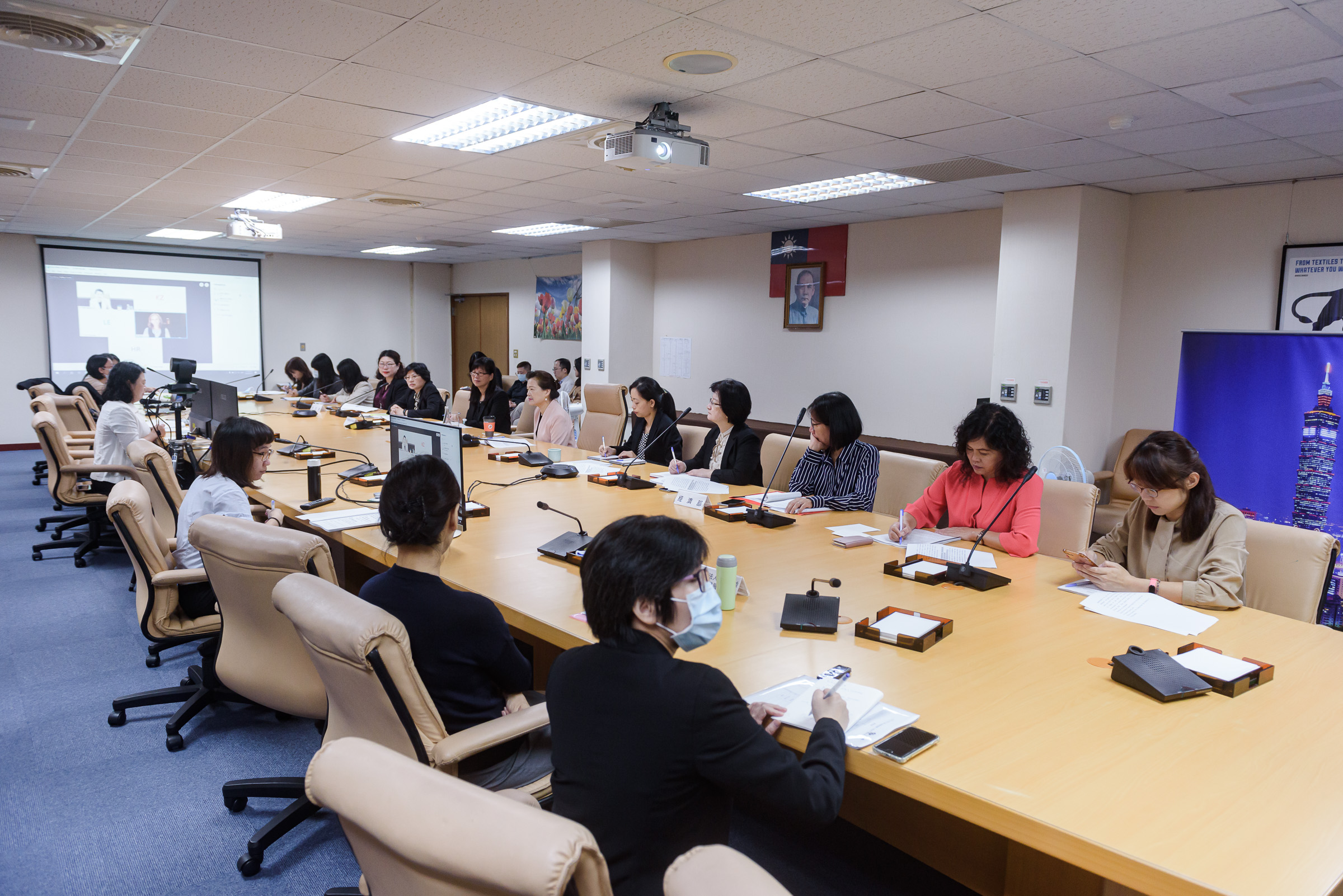 รัฐมนตรีว่าการกระทรวงเศรษฐการ หวังเหม่ยฮวา (王美花) ได้นำคณะตัวแทนจากหน่วยงานภาครัฐและภาคเอกชนที่เกี่ยวข้อง เข้าร่วมการประชุมเอเปคด้านสตรีและเศรษฐกิจ (Women and the Economy Forum, WEF)  ภาพจาก／สำนักงานความเสมอภาคทางเพศ สภาบริหาร สาธารณรัฐจีน (ไต้หวัน)