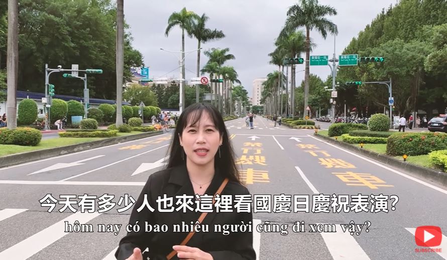 Cặp đôi YouTuber Việt Nam Jin Jin (金金) và A Minh (阿明) chia sẻ lần đầu tiên được xem cận cảnh lễ kỷ niệm Quốc khánh của Đài Loan năm 2020. (Nguồn ảnh: kênh YouTube “MinQin in Taiwan”)