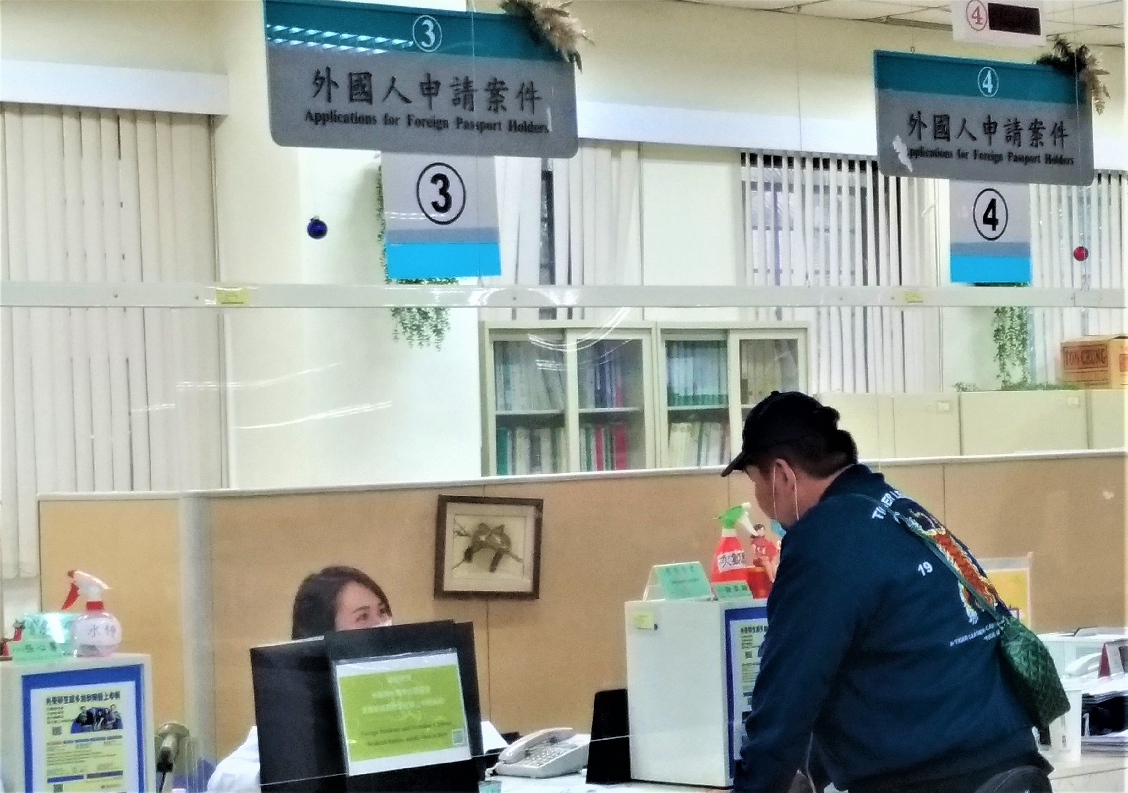 Masyarakat pergi ke Stasiun Layanan untuk mengurus dokumen. Sumber: Diambil dari Departemen Imigrasi