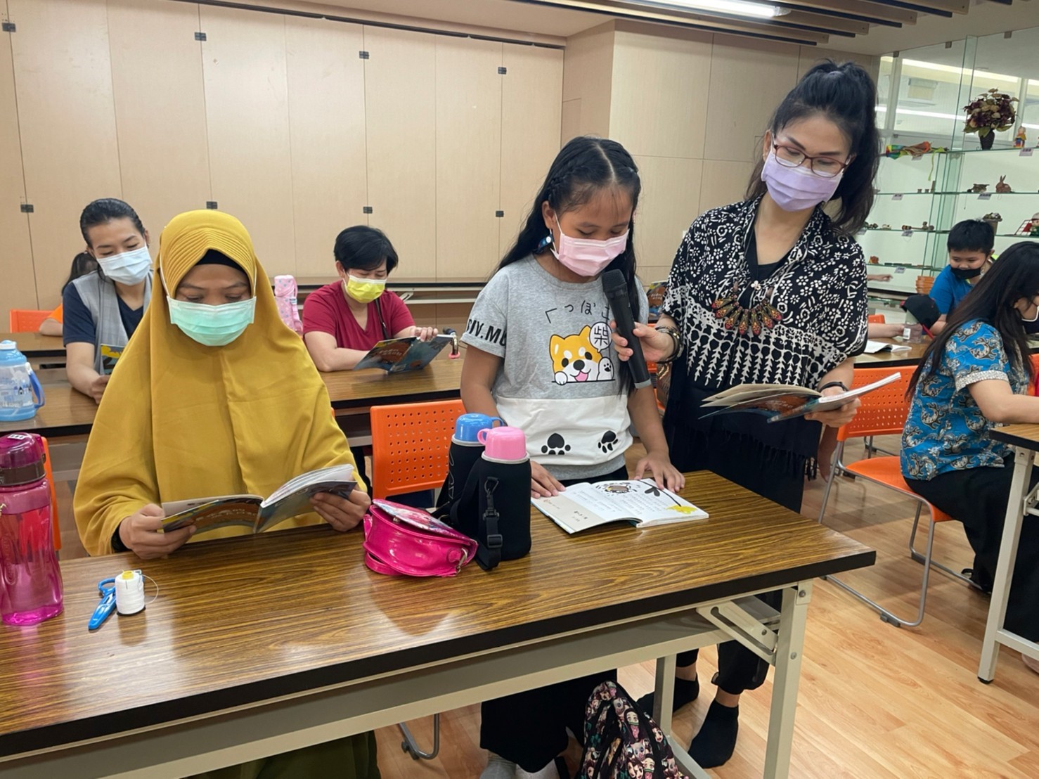 Klub Membaca merencanakan dua buku anak-anak untuk dibaca, "Kupu-kupu Duoduo" dan "Buku Harian Pertumbuhan Kumbang Kotoran". Sumber: Diambil dari Kaohsiung Public Library Cabang Nanzikeng