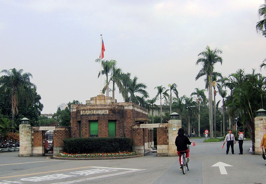 國立台灣大學校門口。（圖／取自維基百科）