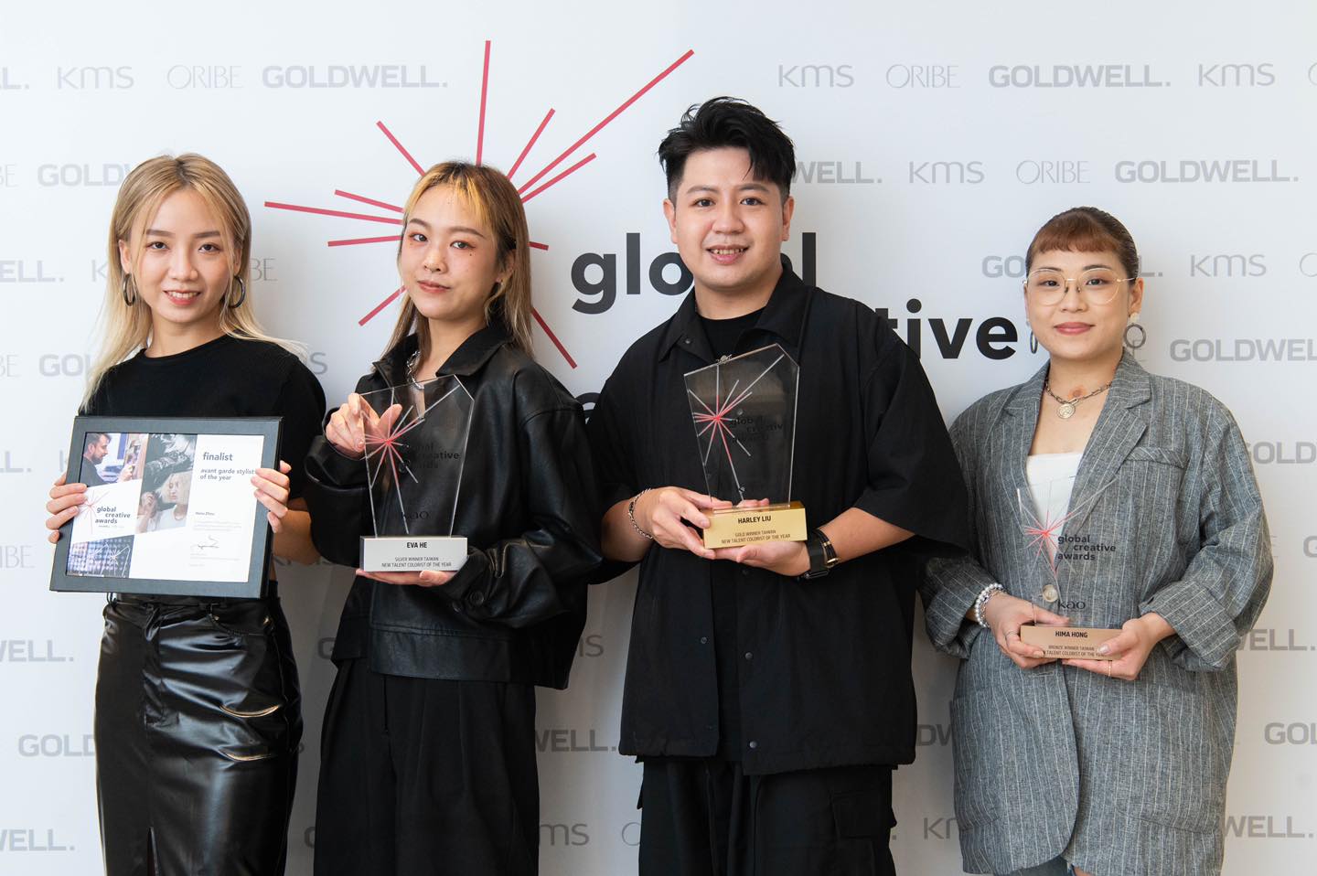 「2021 GCA全球創意大賞」年度新銳染髮師金獎劉浩宇（右二）以及銀獎周詩涵（右三）。（圖／翻攝自Goldwell Taiwan臉書）