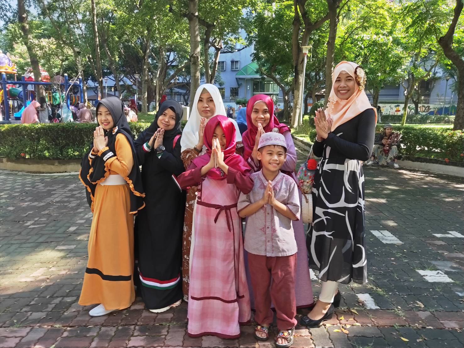 Ida (first from right) went to the mosque to worship with relatives and friends. (Photo / Provided by Ida)