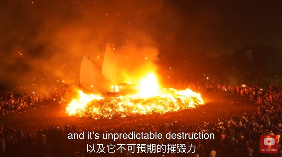 The ship is burned, praying to the gods that evil spirits and plague will disappear. (Photo / Authorized & Provided by Wes Davies 衛斯理)