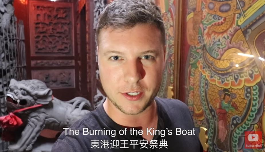Wes Davies yang menghadiri “Upacara Pembakaran Perahu Raja” di Tungkang. Sumber: foto dilampirkan dengan izin resmi dari Wes Davies 