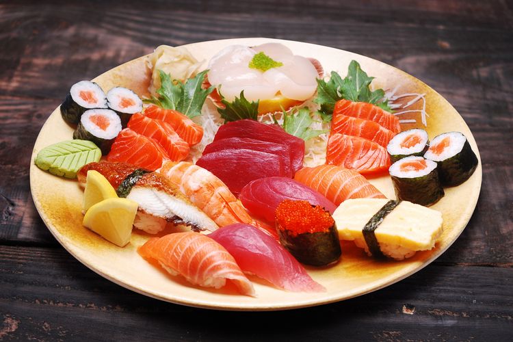 5 Cara Makan Sushi yang Tepat, Jangan Celup Nasi ke Kecap Asin