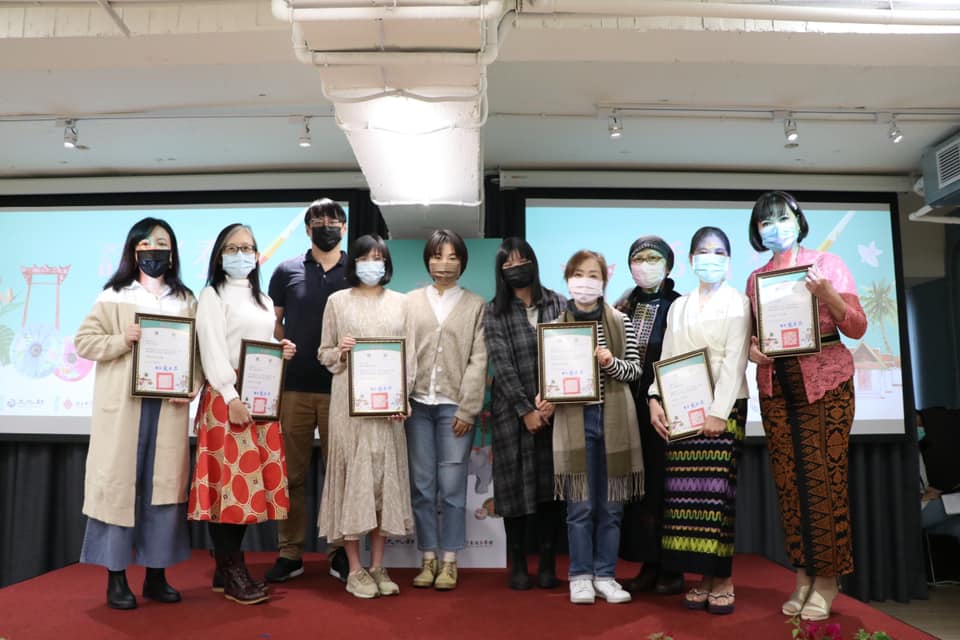 The award-winning new residents and migrant workers share their experiences. (Photo / Retrieved from Facebook Page 話畫看・新住民繪本成果展)
