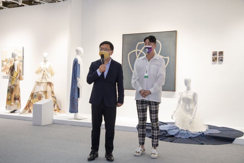 Deputy Minister Li Lian Quan (李連權) introduces the highlights and features of the creative achievements of the 6 groups of artists and designers in the "Fashion x Art Cross-Border Special Zone" to the participating VIPs. (Photo / Provided by Ministry of Culture)