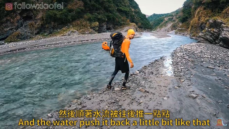 YouTuber Xiaofei小飛示範溯溪是「順流而上」，這樣可以減少腳與水的阻力。（圖／Xiaofei小飛授權提供）