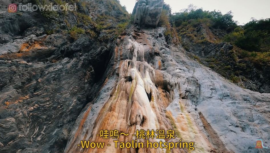 Nước suối nóng chảy ra từ các vách đá, và những nhũ đá vôi do nhiệt độ cao từ nước suối mà trở nên sặc sỡ hơn. (Nguồn ảnh: kênh YouTube “Xiaofei小飛”)