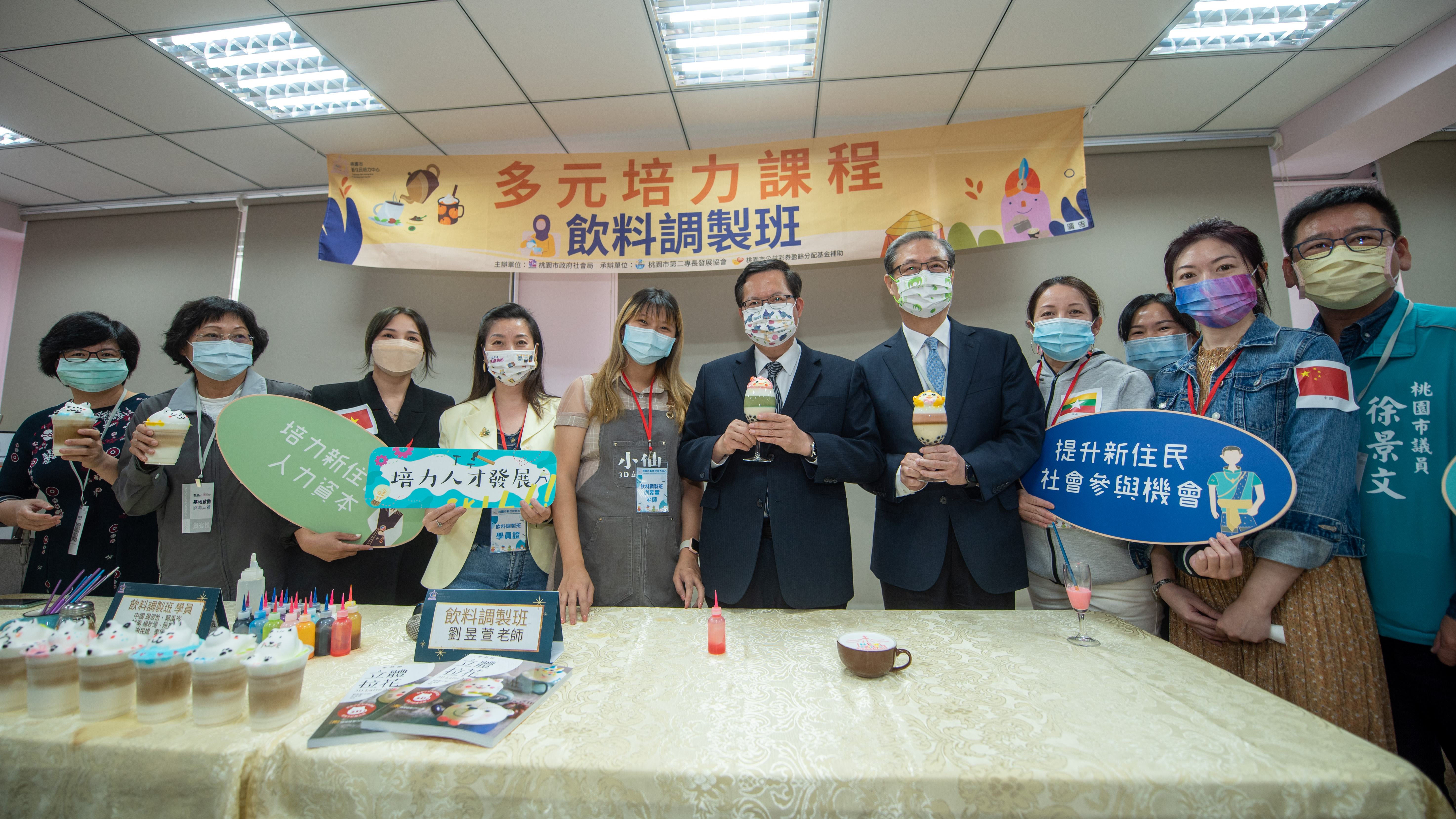 Kementerian Dalam Negeri Direktur Imigrasi Zhong Jingkun (kelima dari kanan), Walikota Taoyuan Zheng Wencan (keenam dari kanan) dan para guru. Sumber: Pemerintah Kota Taoyuan