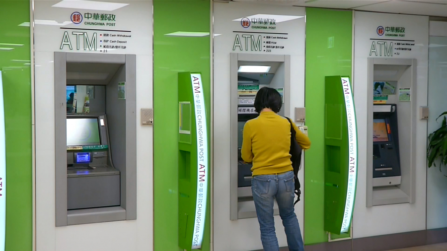 The post office ATMs will add multiple languages for foreigners and migrant workers in Taiwan. Photo/Provided by Chunghwa Post