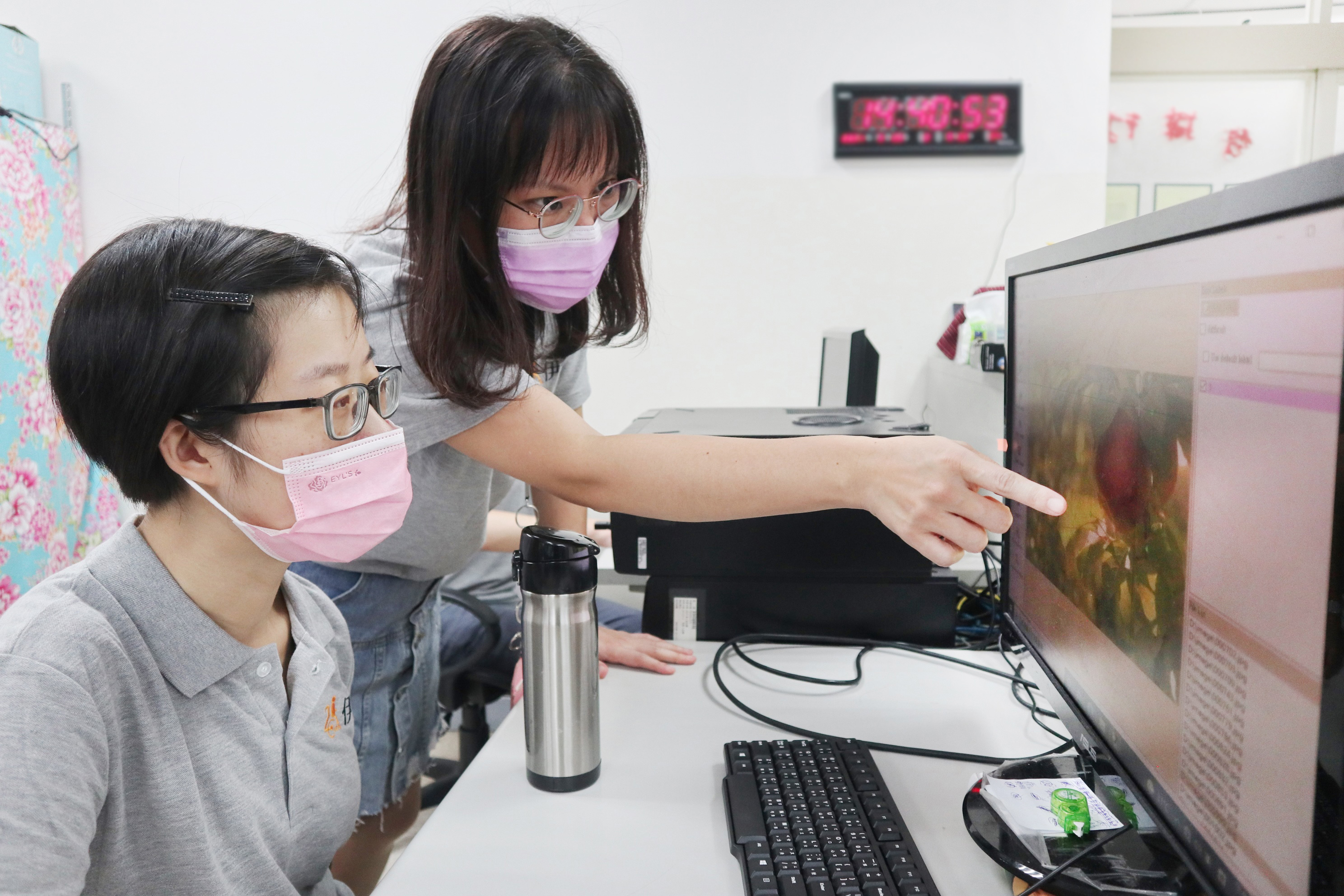 伊甸基金會助氧氣瓶女孩依軒(左)克服心臟病，成為AI標註師。 圖／伊甸基金會提供