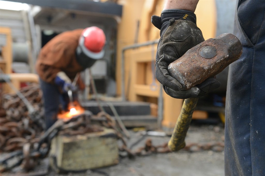 Jam kerja pekerja migran lebih banyak dari jam kerja karyawan biasa. Karena ini, resiko terjadinya kecelakaan di lingkungan pekerjaan pun semakin naik. Sumber: foto diambil dari Pixabay