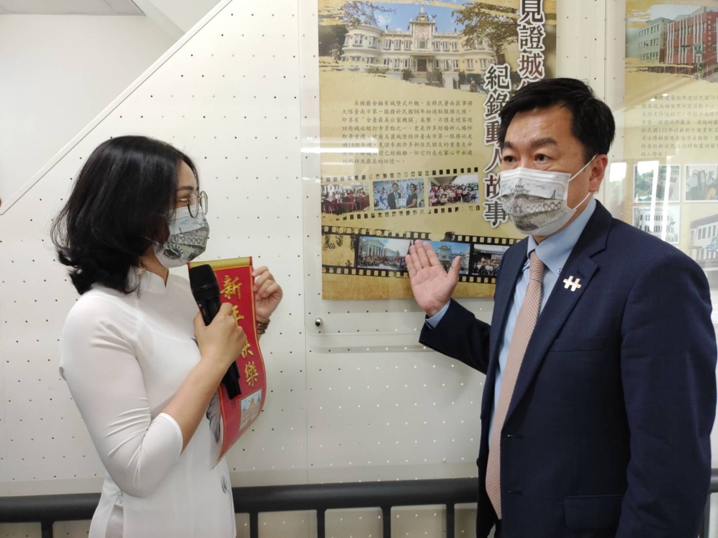 Wakil Menteri Dalam Negeri, Chen Zong-Yan (陳宗彥), datang untuk meresmikan perpindahan kantor imigrasi cabang pertama ke alamat barunya. Sumber: Kantor Layanan Imigrasi Cabang Pertama Tainan