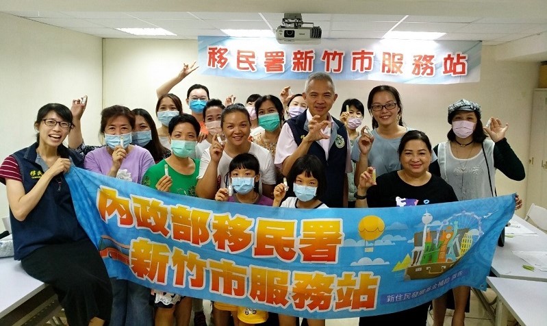 Departemen Imigrasi bekerja sama dengan penduduk baru untuk beradaptasi dengan kehidupan di Taiwan. Sumber: Diambil dari stasiun layanan Hsinchu