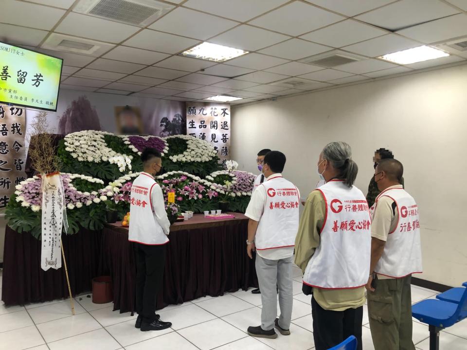慈善單位為過世泰籍婦人籌辦「公益殯葬」。 圖／慈願愛心協會提供