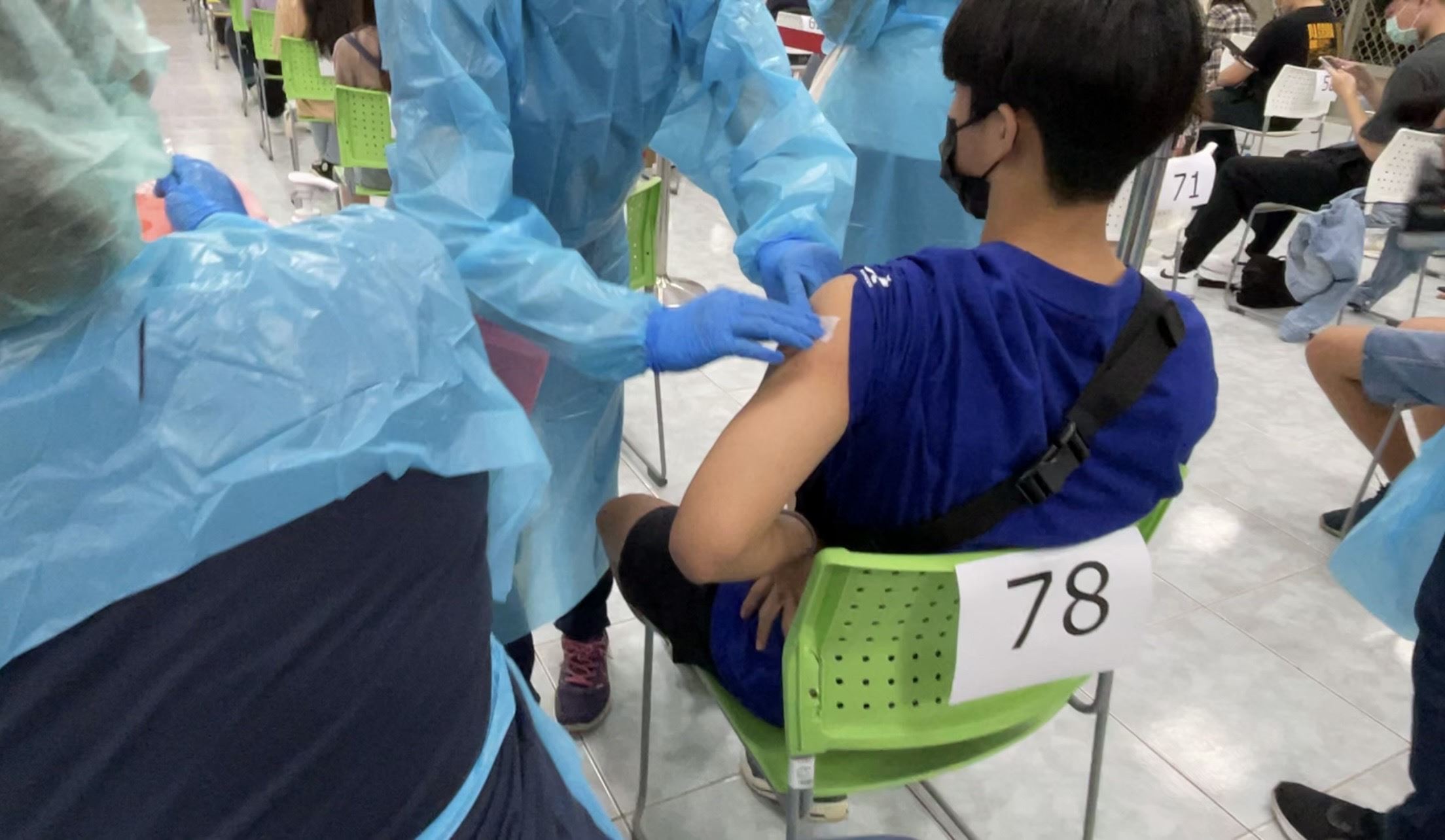 Học sinh sau khi tiêm vắc-xin BNT cần tránh vận động mạnh và chú ý theo dõi tình hình sức khỏe. (Nguồn ảnh: Cục Giáo dục huyện Bình Đông) 