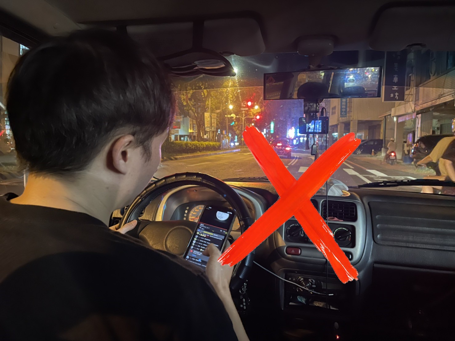 Anyone caught using his or her mobile device at a stoplight can be fined up to NT$3,000 (US$107) if driving a car. (Photo / Provided by Transportation Department, New Taipei City Government)