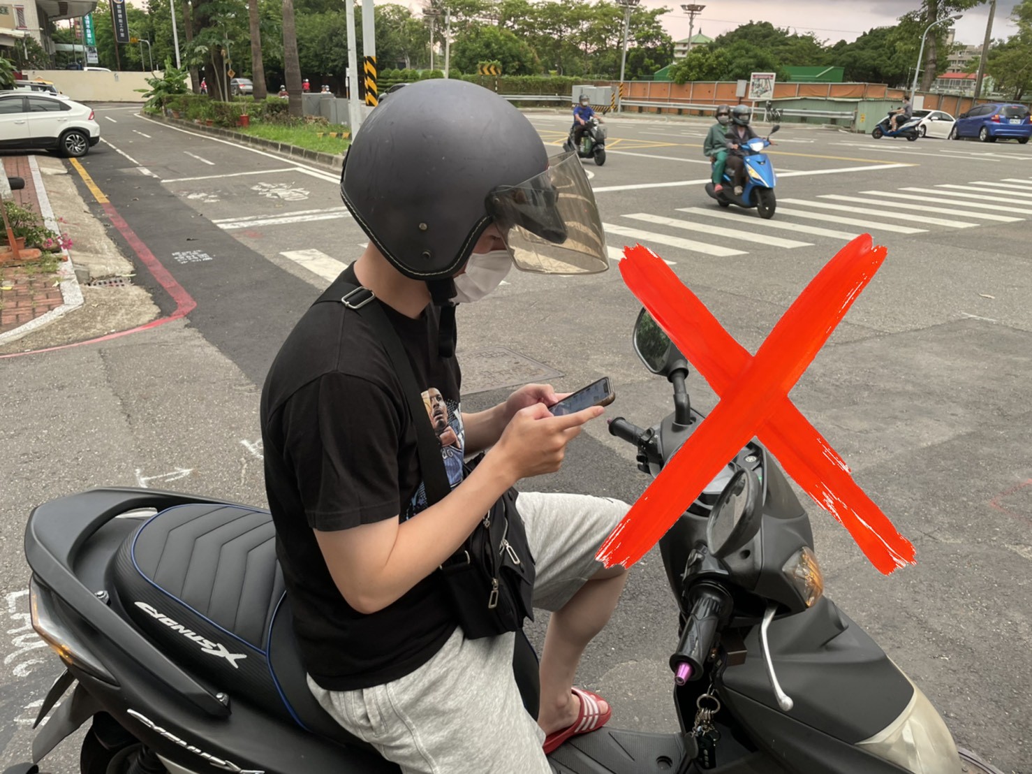 Anyone caught using his or her mobile device at a stoplight can be fined up to NT$1,000 (US$36) if driving a scooter, authorities said. (Photo / Provided by Transportation Department, New Taipei City Government)