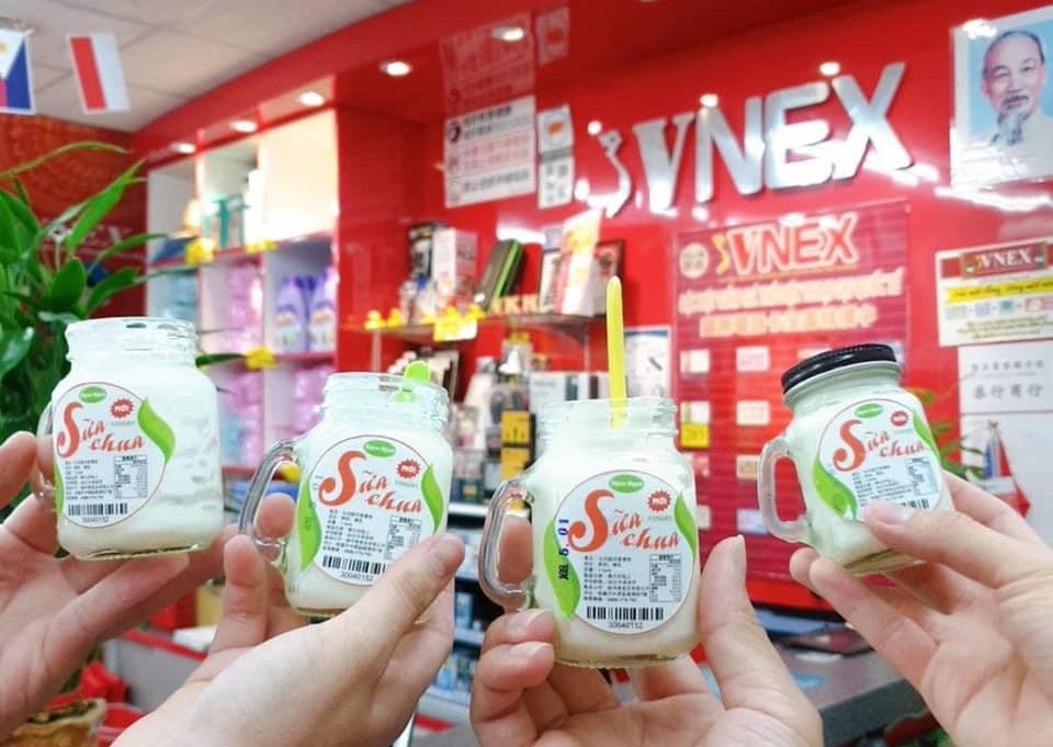 Món sữa chua của cô Phạm Kim Hà còn được bày bán tại hệ thống siêu thị VNEX và các cửa hàng bán các loại hàng hóa của Việt Nam tại Đài Loan. (Nguồn ảnh: Nhân vật cung cấp)