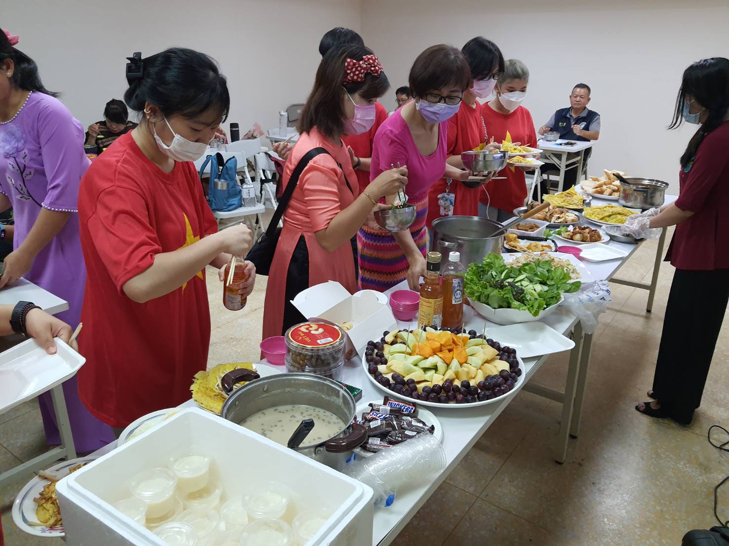Ngoài ra còn có hoạt động tự làm bánh ngọt của Việt Nam và chia sẻ với các thành viên trong gia đình, như là một cách để cùng nhau chúc mừng ngày Phụ nữ Việt Nam.