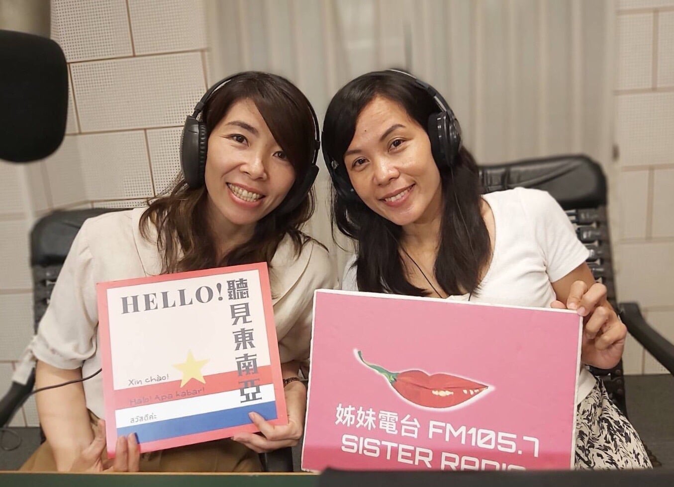 Năm 2019, chị Dương Thị Thúy Hằng (trái) được mời làm người dẫn chương trình cho chương trình phát thanh “哈囉！聽見東南亞” (Hello! Lắng nghe Đông Nam Á). (Nguồn ảnh: Facebook)